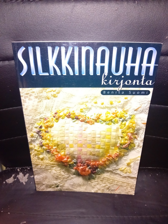 Benita Suomi : Silkkinauhakirjonta  ( SIS POSTIKULU )