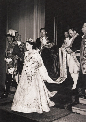 Kuningatar Elizabeth saapuu kruunajaisiinsa, v. 1953