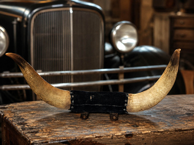 Amerikkalainen häränsarvi – keulakoriste (automobilia)