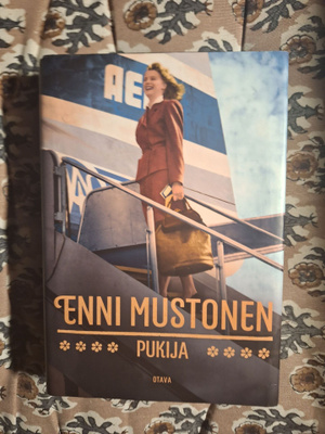 Enni Mustonen : Pukija 1p