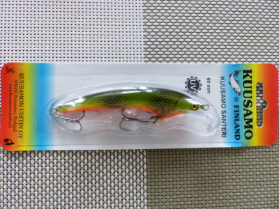 KUUSAMO SANTERI 90mm, 9g Väri: GL/BL/GR/FR, UV