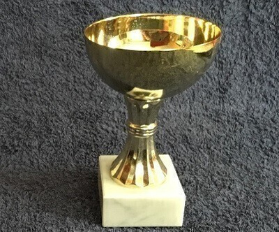 15 cm korkea palkinto pokaali