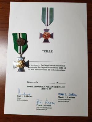 Sotilaspoikaristi ,ruvimerkki ja luovutuspaperi