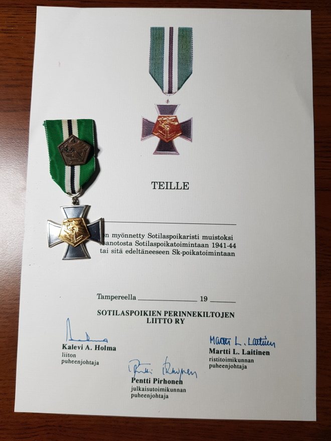 Sotilaspoikaristi ,ruvimerkki ja luovutuspaperi