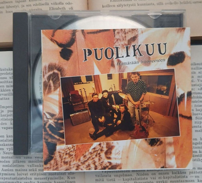 Puolikuu – Hämärään huoneeseen (CD)