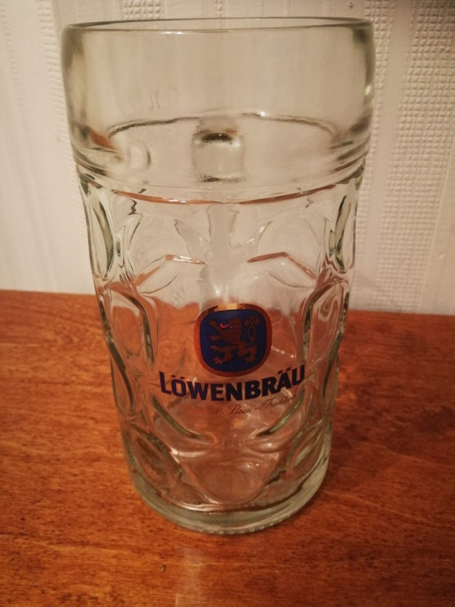 Saksalainen Löwembräu olut tuoppi