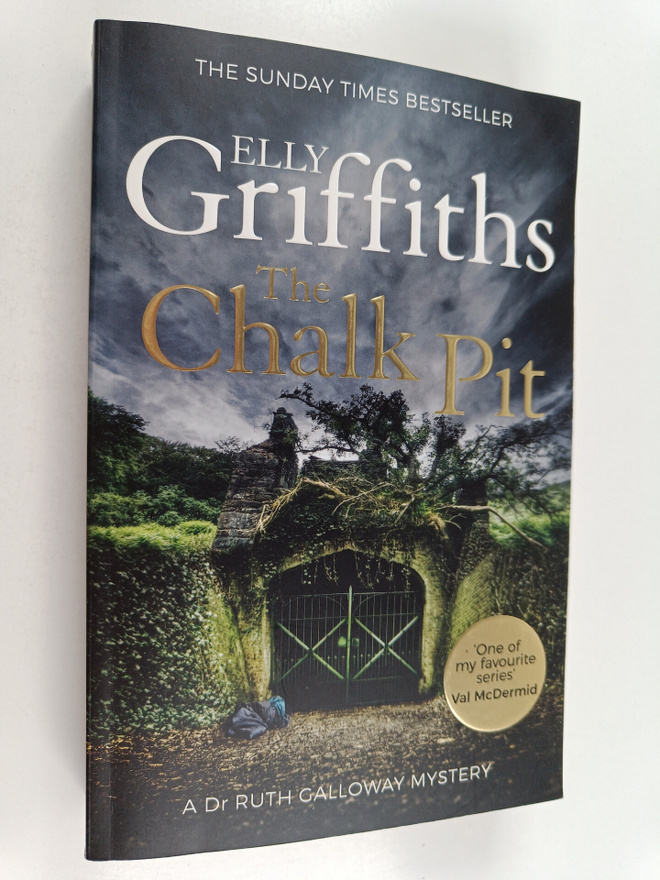 Elly Griffiths : The chalk pit : a Dr Ruth Galloway mystery