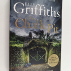Elly Griffiths : The chalk pit : a Dr Ruth Galloway mystery - pikkukuva 1