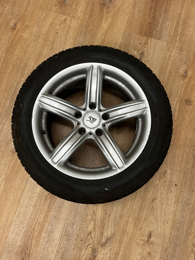 Nokian Hakkapeliitta R2 225/55 R17 kitkarenkaat + alumiiniva
