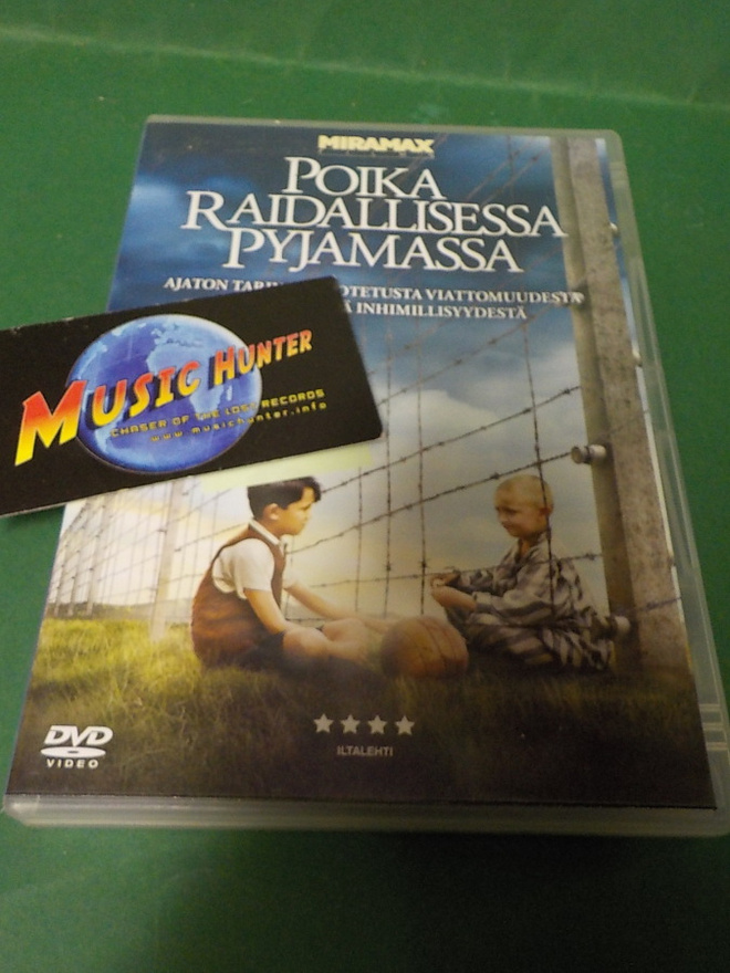 POIKA RAIDALLISESSA PYJAMASSA DVD (W)
