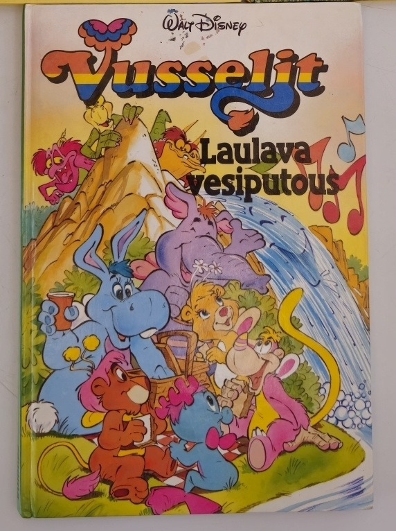 WALT DISNEY SATUKIRJAT , PLUTO, LUMIKKi, VUSSELIT