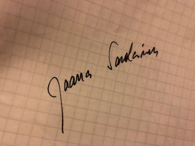 Jaana Savolainen nimikirjoitus paperilla