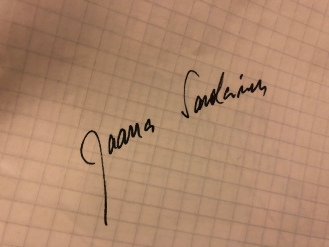 Jaana Savolainen nimikirjoitus paperilla
