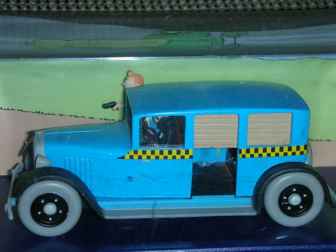 Tintti keräilyauto kotelossaan