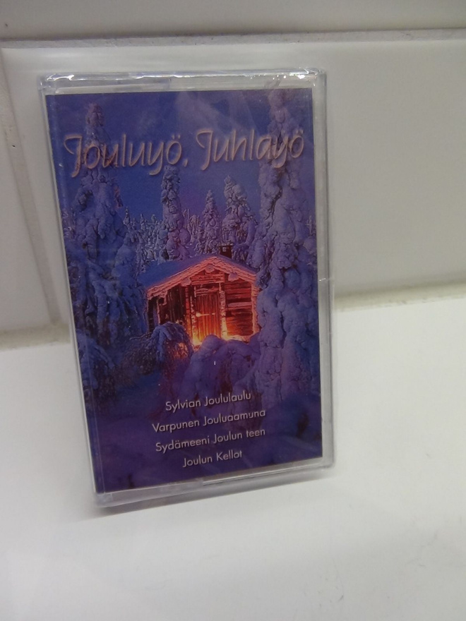 JOULUYÖ , JUHLAYÖ