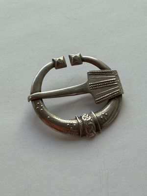 Hopeinen vintagesolki