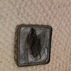Rintaneula nainen ja kyyhky metallia korkeus 3cm - pikkukuva 2