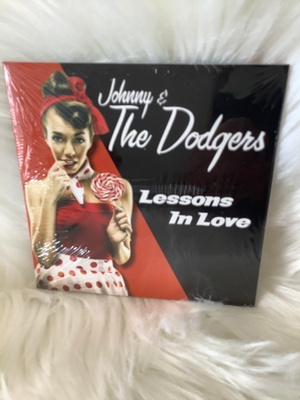 JOHNNY & THE DODGERS:LESSONS IN LOVE (UUSI,MUOVEISSA)