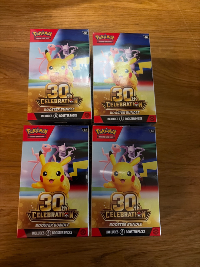 Pokemon TCG Booster Bundle 30th keräilykortit 4X