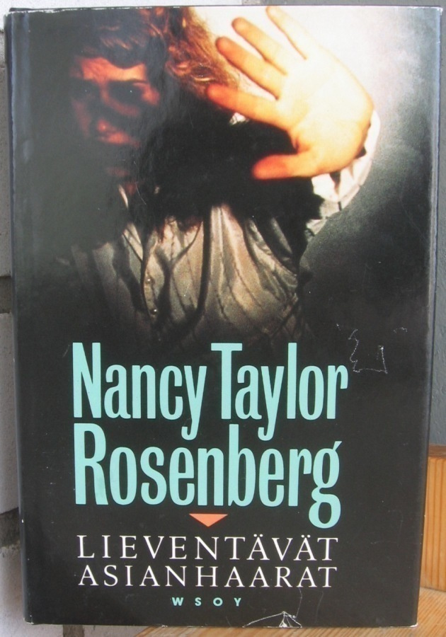 Nancy Taylor Rosenberg: Lieventävät asianhaarat. 384 s.