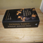 Donna Tartt Jumalat juhlivat öisin (nidottu) - pikkukuva 1