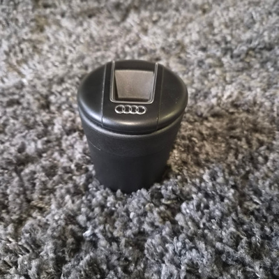 UUSI Audi tuhkakuppi mukitelineeseen