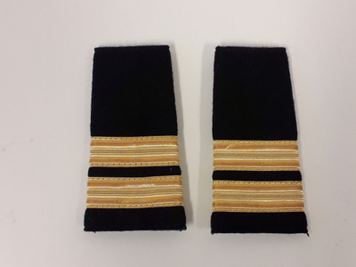 Olkapoletit, mustat, kaksi raitaa