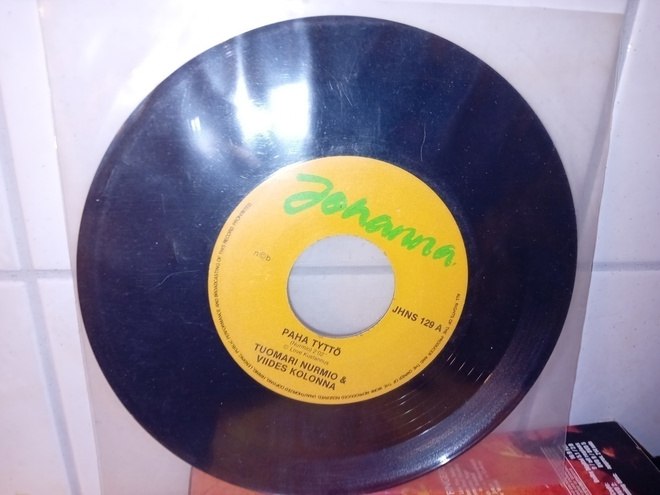 7" single Tuomari Nurmio : Paha tyttö  ( SIS POSTIKULU  )