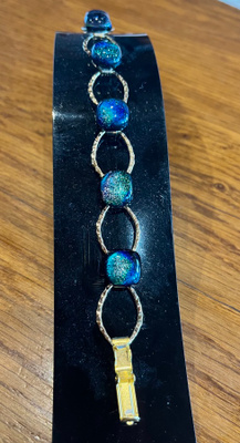 Uusi, erittäin kaunis dichroic-lasista valmistettu rannekoru