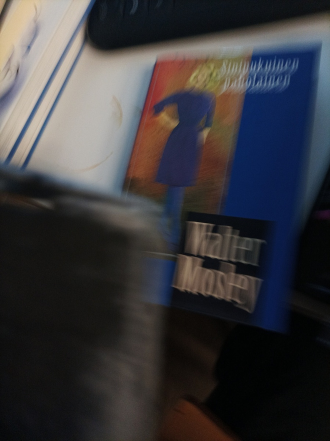 Walter Mosley Sinipukuinen paholainen