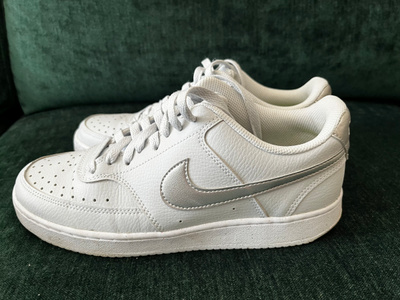 Naisten NIKE Court Vision Low NN koko 41 väri vaaleanharmaa