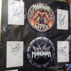 MANOWAR TAULU KOKO BÄNDIN NIMMAREILLA (W) - pikkukuva 1