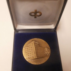 OKO-mitali, 80 v, 1902-1982 - pikkukuva 1
