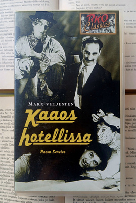 Kaaos hotellissa (VHS)