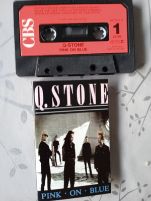 C-KASETTI: Q - STONE : PINK ON BLUE