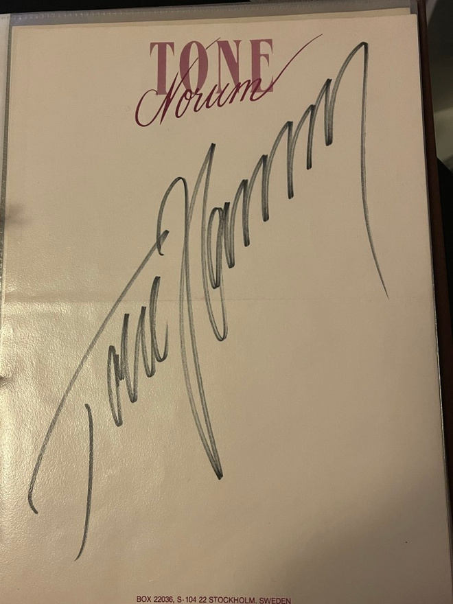 Tone Norum nimikirjoitus paperilla