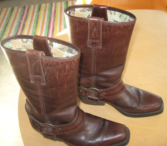 Humppilan ruskeat Bootsit.