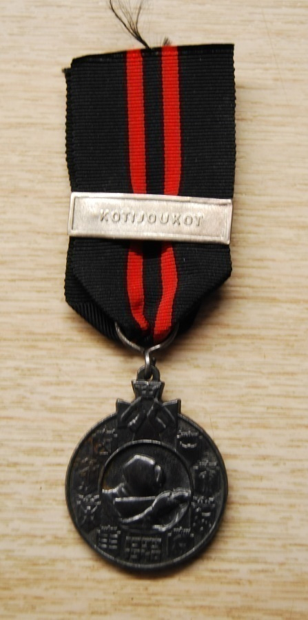Talvisodan muistomitali Kotijoukot soljella
