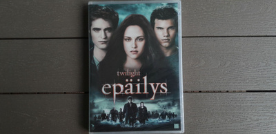 DVD: The Twilight Saga: Epäilys (Robert Pattinson 2010) UUSI