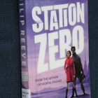 Philip Reeve : Station Zero ( 2018 k.po ) - pikkukuva 1