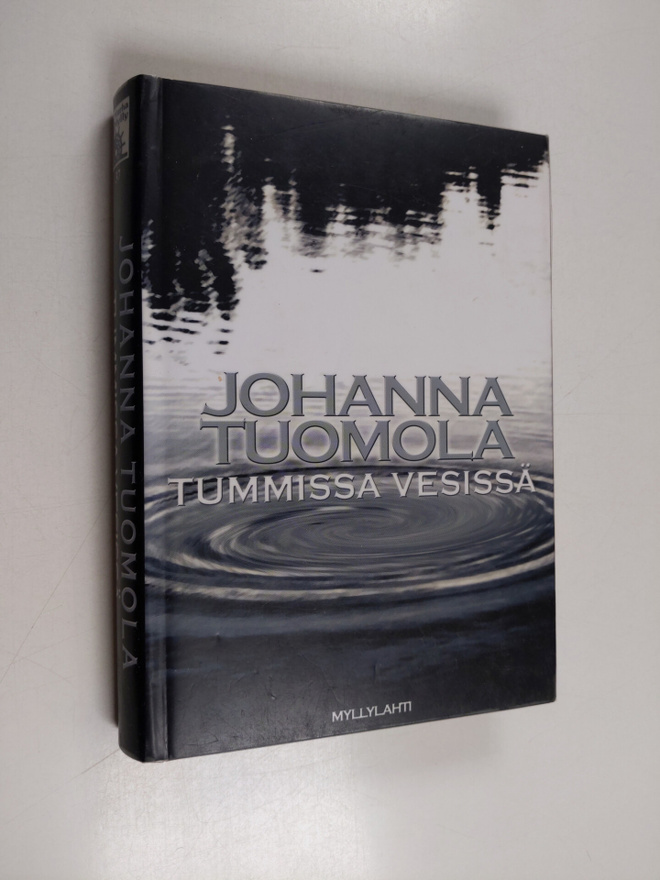 Johanna Tuomola : Tummissa vesissä : jännitysromaani
