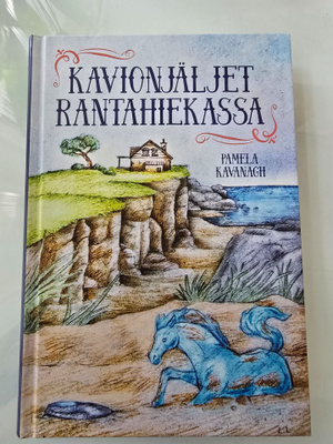 Kavionjäljet rantahiekassa - kirja (Pamela Kavanagh)