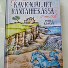Kavionjäljet rantahiekassa - kirja (Pamela Kavanagh) - pikkukuva 1