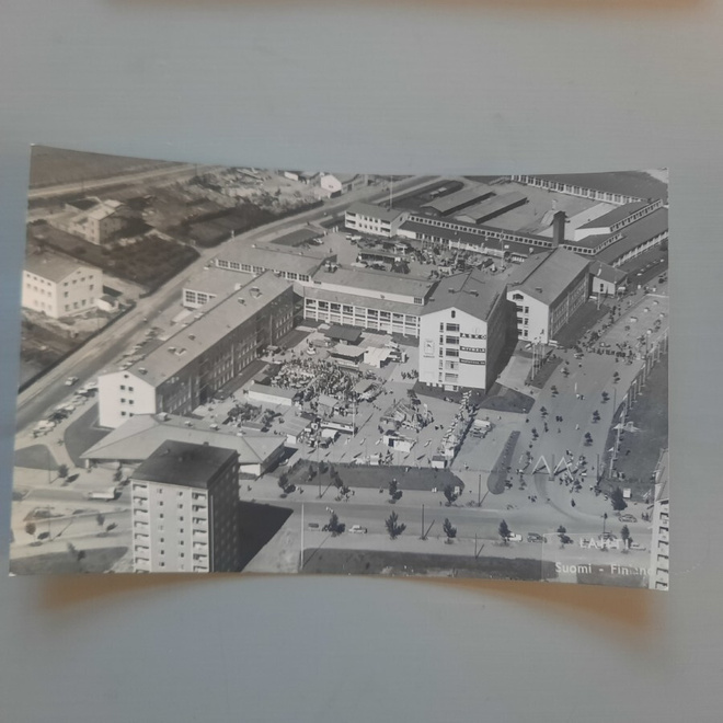 PK Lahti ilmakuva 1950-60-l? *  koulu, väkeä