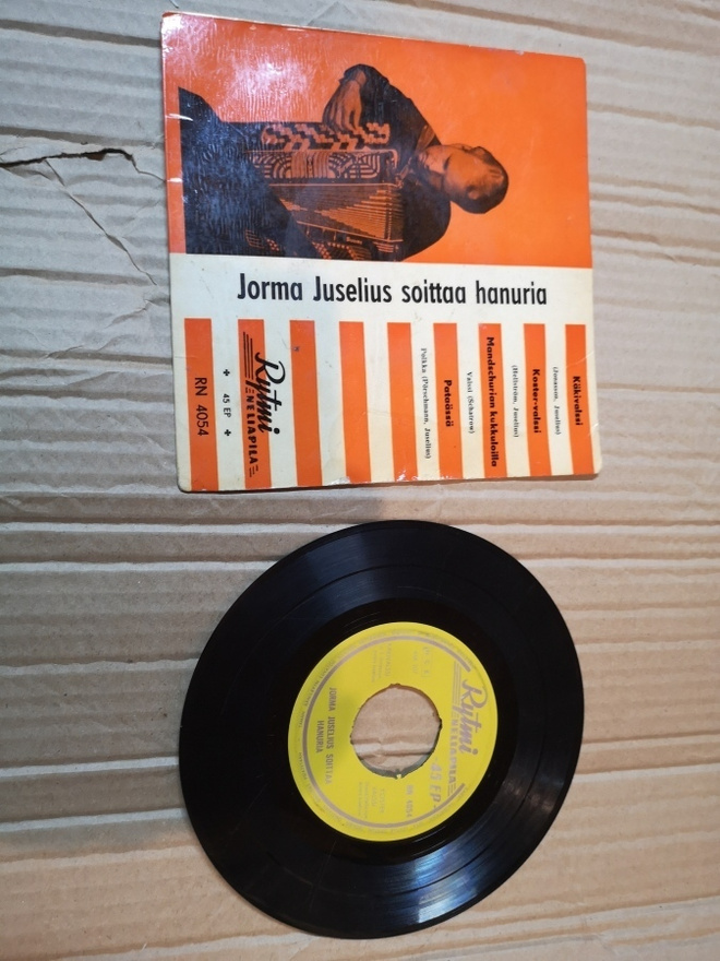 Jorma Juselius – Jorma Juselius Soittaa Hanuria