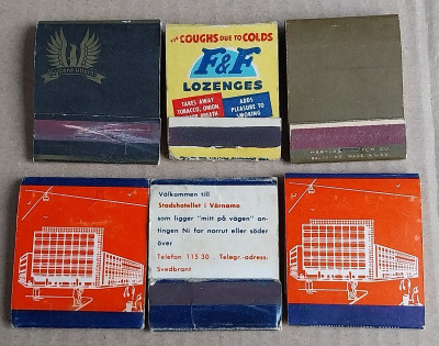 Kuusi (6) mainostikkurasiaa