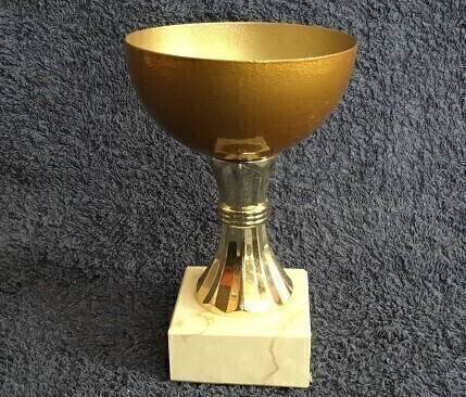 15  cm korkea palkinto pokaali
