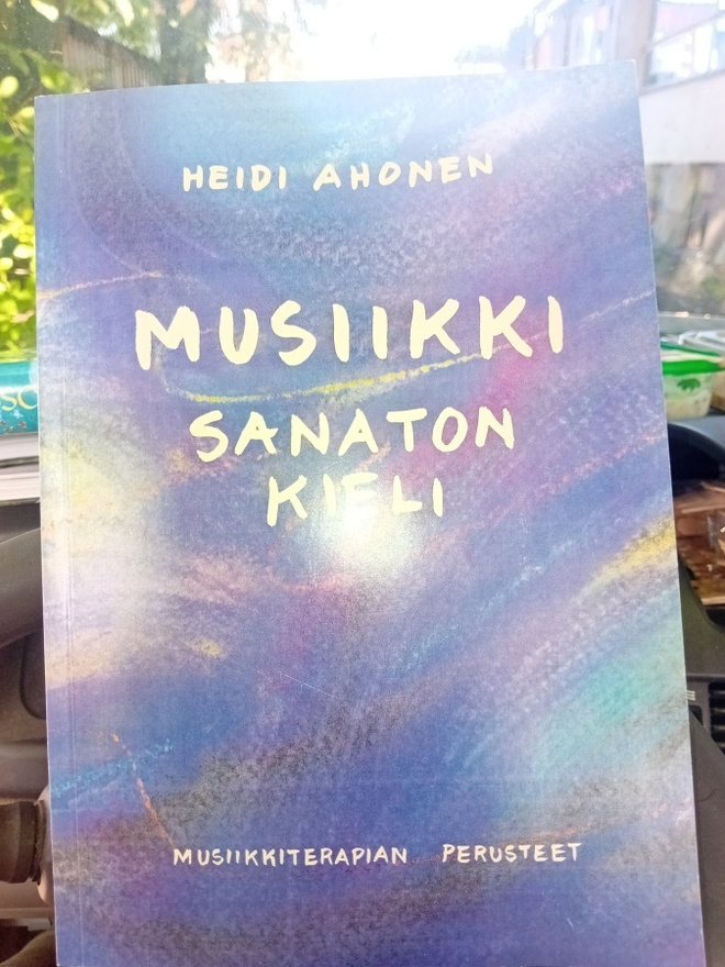 Heidi Ahonen : Musiikki -  sanaton kieli ( SIGNED ) SIS POST