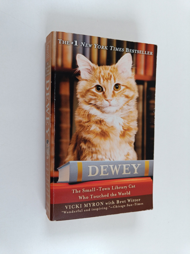 Bret Witter ym. : Dewey - The Small-Town Library Cat Who ...