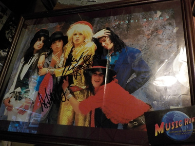 HANOI ROCKS TAULU KAHDELLA NIMMARILLA (W)